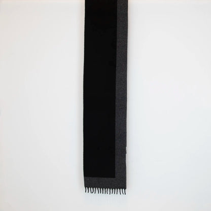 Sciarpa in cashmere e seta nera, Made in Italy, con struttura in panno rasato che le conferisce leggerezza unica e morbidezza avvolgente al tatto. Le dimensioni contenute esaltano l’eleganza, rendendola ideale per aggiungere un tocco di raffinatezza a ogni look.