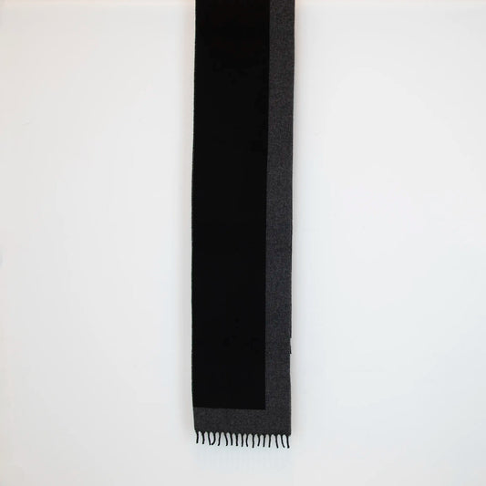 Sciarpa in cashmere e seta nera, Made in Italy, con struttura in panno rasato che le conferisce leggerezza unica e morbidezza avvolgente al tatto. Le dimensioni contenute esaltano l’eleganza, rendendola ideale per aggiungere un tocco di raffinatezza a ogni look.