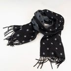 Sciarpa in cashmere e seta, nero e grigio, Made in Italy, morbida e calda, con lucentezza naturale della seta. Pattern a pois in negativo sulla parte interna, per una sciarpa versatile, indossabile in due modi diversi.