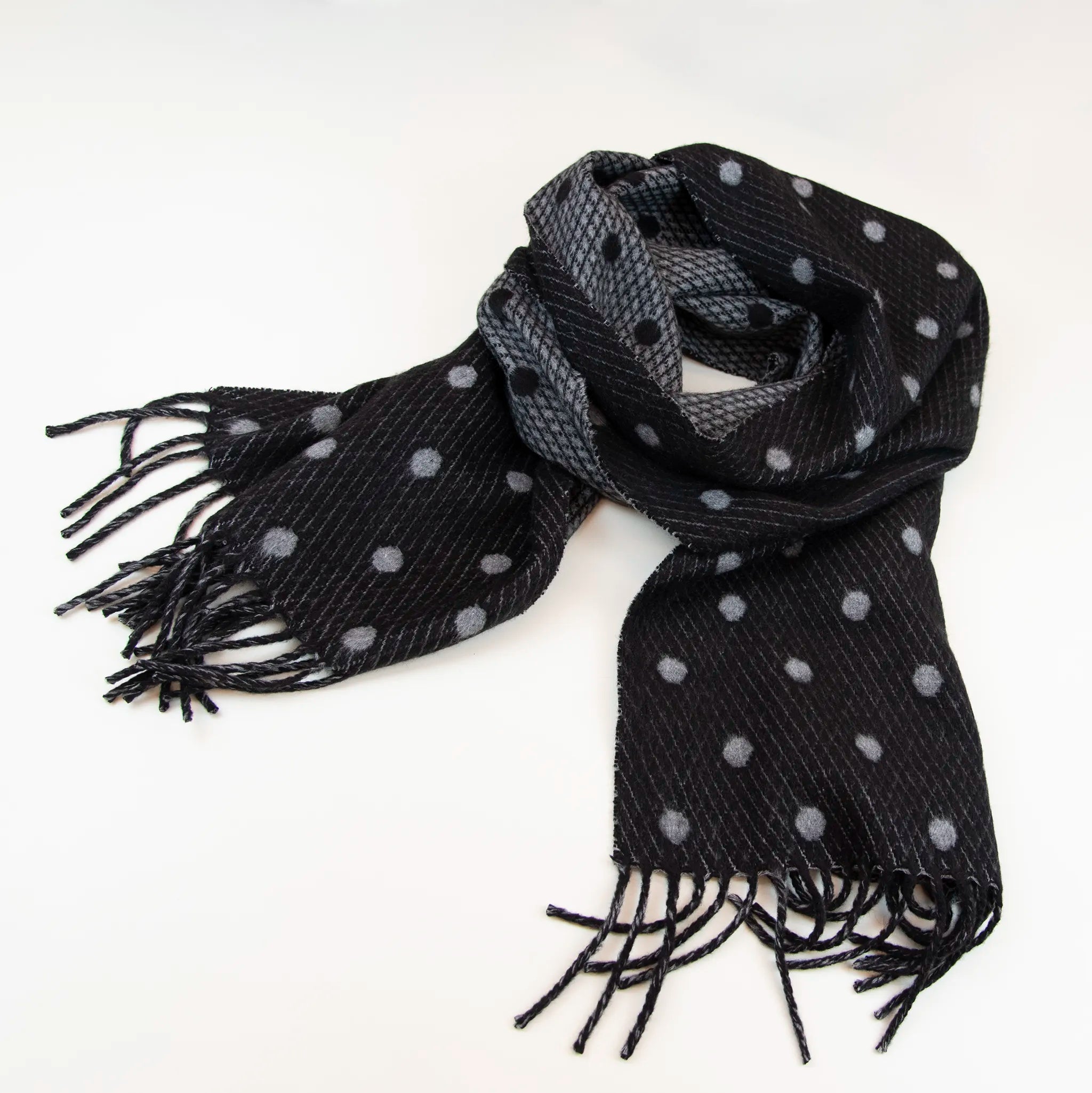 Sciarpa in cashmere e seta, nero e grigio, Made in Italy, morbida e calda, con lucentezza naturale della seta. Pattern a pois in negativo sulla parte interna, per una sciarpa versatile, indossabile in due modi diversi.