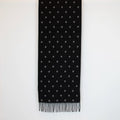 Sciarpa in cashmere e seta, nero e grigio, Made in Italy, morbida e calda, con lucentezza naturale della seta. Pattern a pois in negativo sulla parte interna, per una sciarpa versatile, indossabile in due modi diversi.