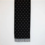 Sciarpa in cashmere e seta, nero e grigio, Made in Italy, morbida e calda, con lucentezza naturale della seta. Pattern a pois in negativo sulla parte interna, per una sciarpa versatile, indossabile in due modi diversi.