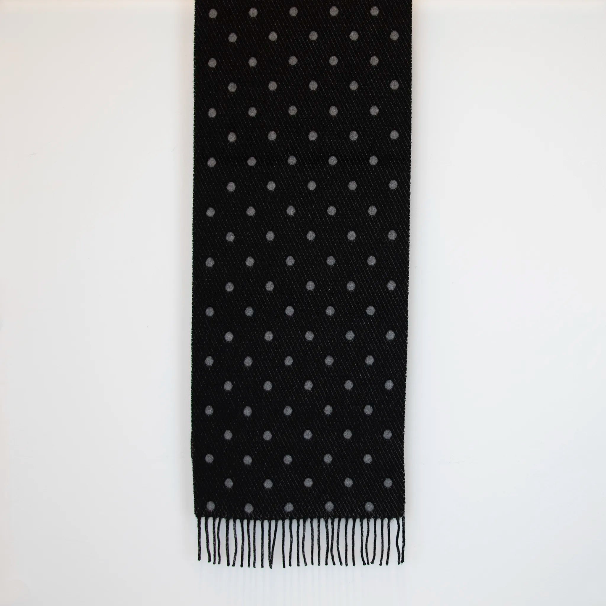 Sciarpa in cashmere e seta, nero e grigio, Made in Italy, morbida e calda, con lucentezza naturale della seta. Pattern a pois in negativo sulla parte interna, per una sciarpa versatile, indossabile in due modi diversi.