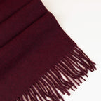 Sciarpa in cashmere e seta bordeaux, Made in Italy, con struttura in panno rasato che le conferisce leggerezza e morbidezza avvolgente al tatto. Comoda e versatile, perfetta per essere indossata in ogni occasione.