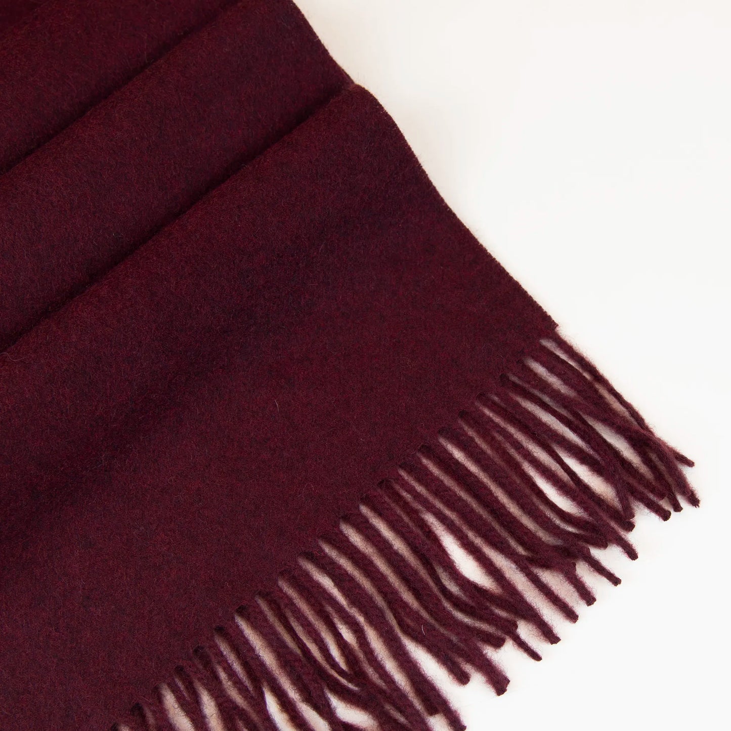 Sciarpa in cashmere e seta bordeaux, Made in Italy, con struttura in panno rasato che le conferisce leggerezza e morbidezza avvolgente al tatto. Comoda e versatile, perfetta per essere indossata in ogni occasione.