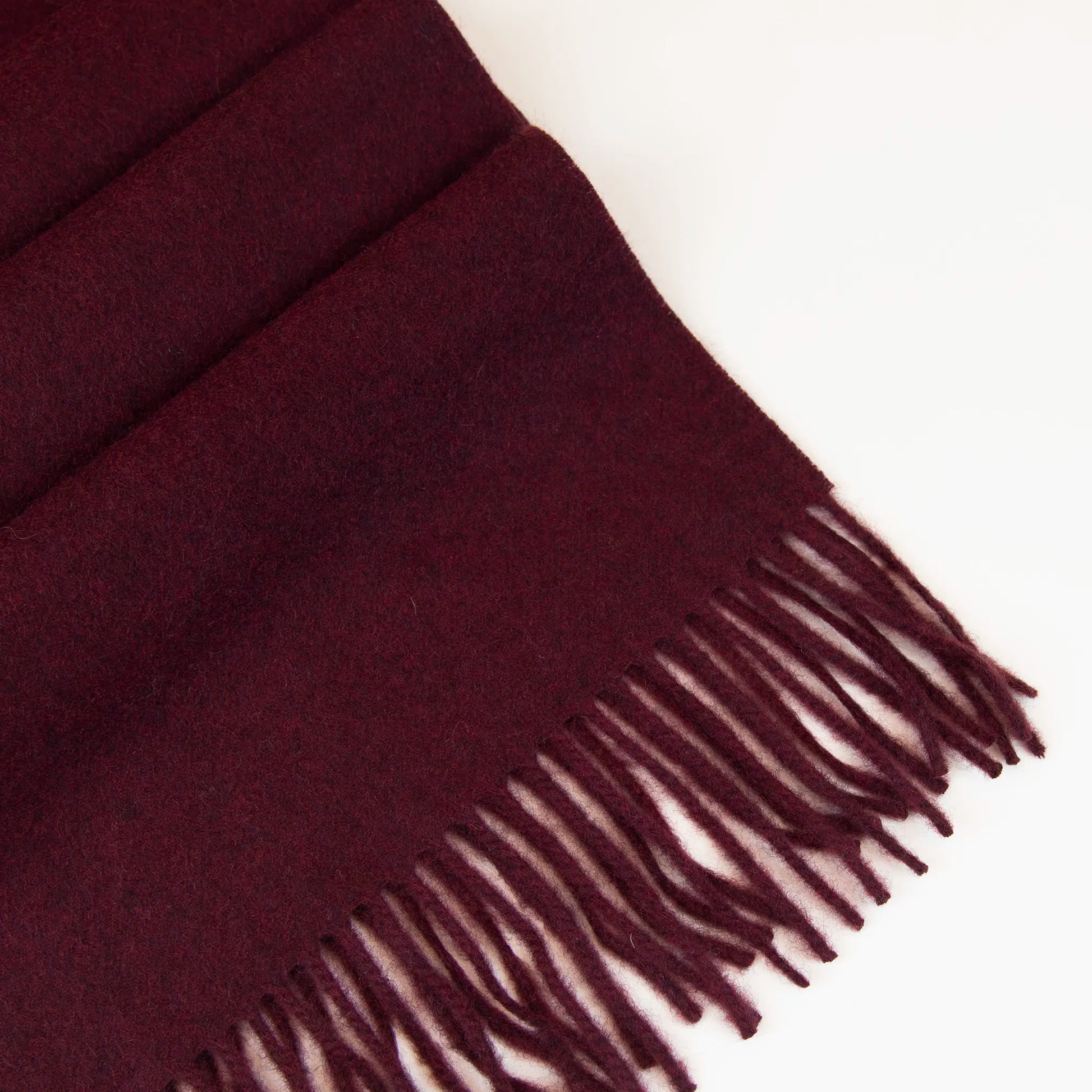 Sciarpa in cashmere e seta bordeaux, Made in Italy, con struttura in panno rasato che le conferisce leggerezza e morbidezza avvolgente al tatto. Comoda e versatile, perfetta per essere indossata in ogni occasione.