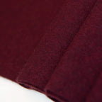 Dettaglio e texture tessuto della Sciarpa in cashmere e seta bordeaux, Made in Italy, con struttura in panno rasato che le conferisce leggerezza e morbidezza avvolgente al tatto. Comoda e versatile, perfetta per essere indossata in ogni occasione.
