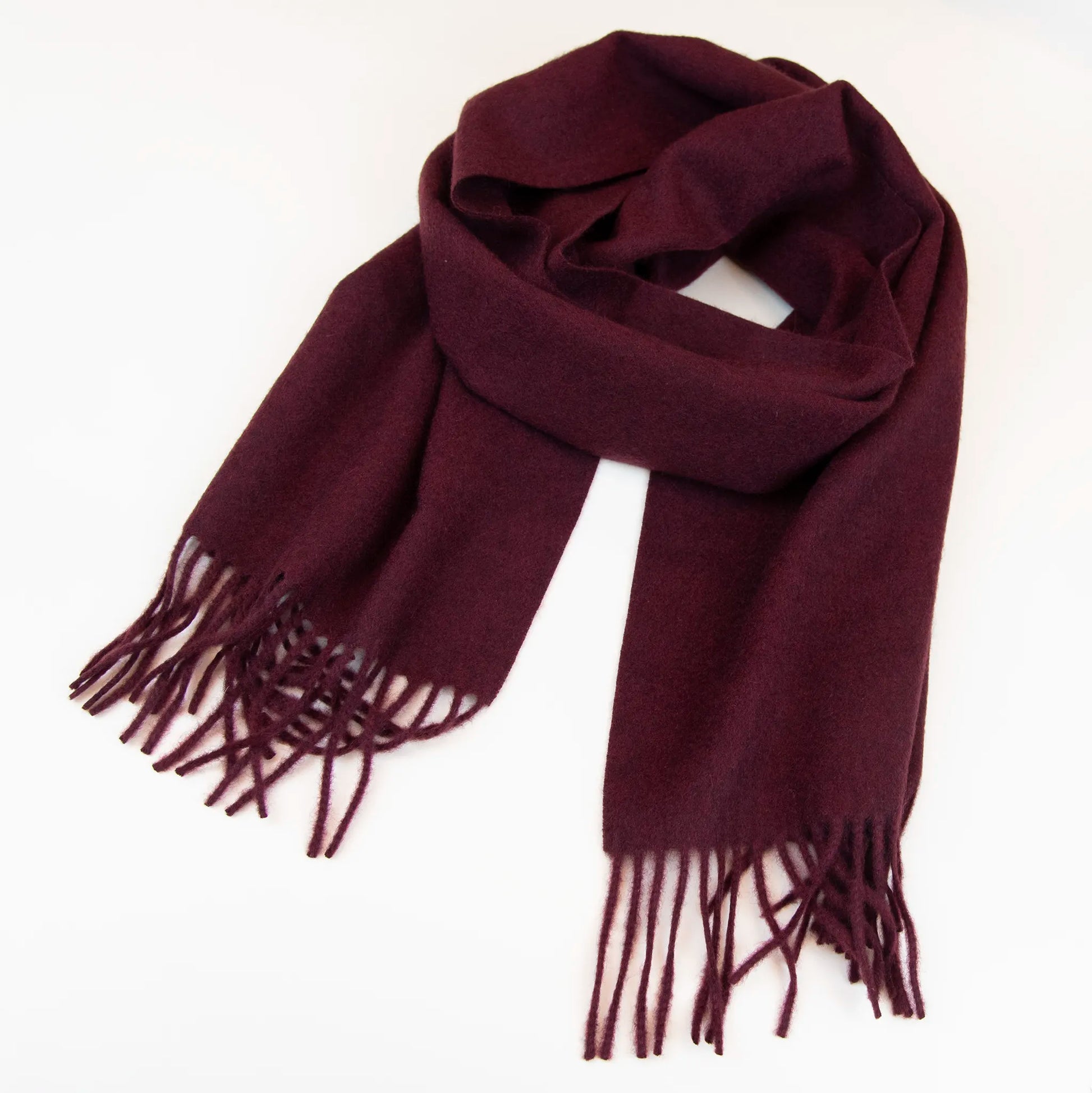 Sciarpa in cashmere e seta bordeaux, Made in Italy, con struttura in panno rasato che le conferisce leggerezza e morbidezza avvolgente al tatto. Comoda e versatile, perfetta per essere indossata in ogni occasione.