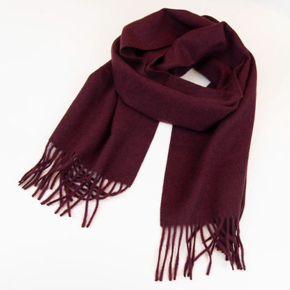 Sciarpa in cashmere e seta bordeaux, Made in Italy, con struttura in panno rasato che le conferisce leggerezza e morbidezza avvolgente al tatto. Comoda e versatile, perfetta per essere indossata in ogni occasione.