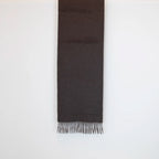 Sciarpa in cashmere e seta tortora, Made in Italy, con struttura in panno rasato che le conferisce leggerezza e morbidezza avvolgente al tatto. Comoda e versatile, perfetta per essere indossata in ogni occasione.