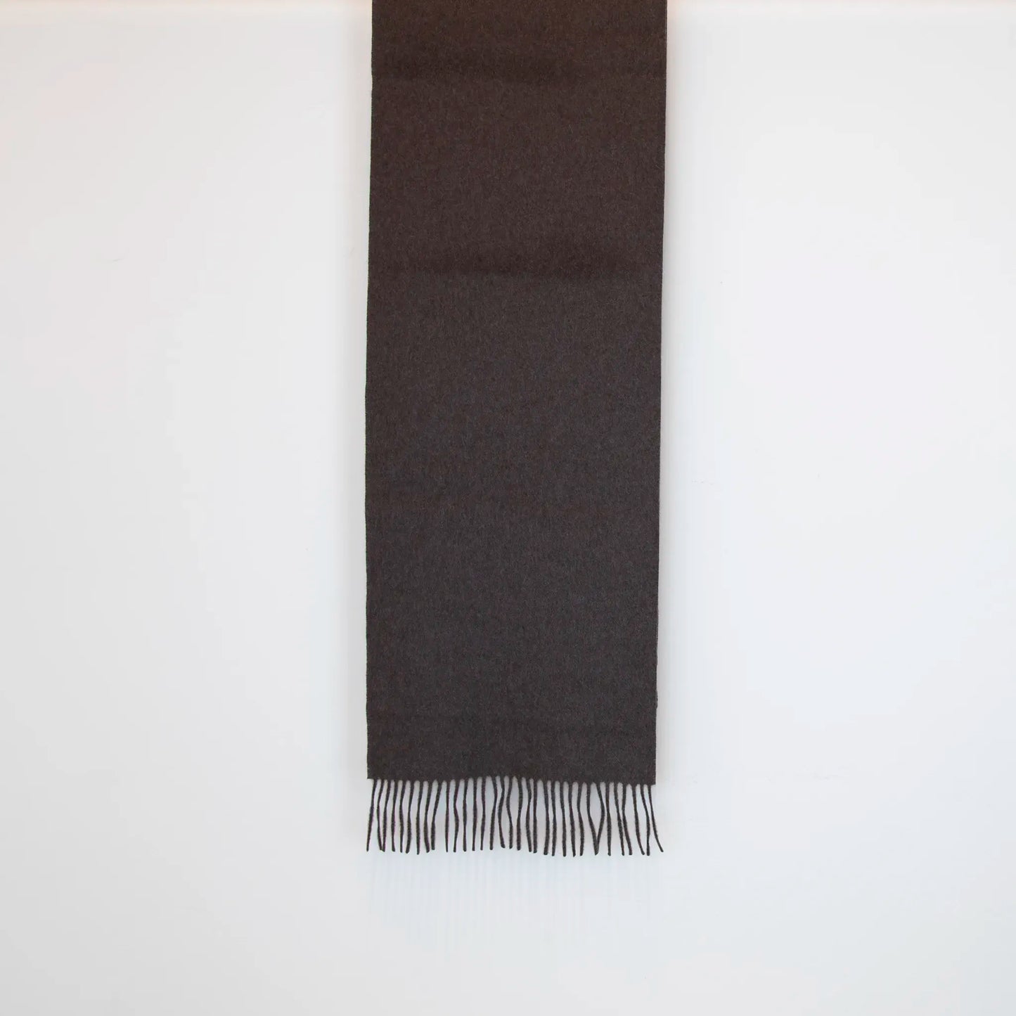 Sciarpa in cashmere e seta tortora, Made in Italy, con struttura in panno rasato che le conferisce leggerezza e morbidezza avvolgente al tatto. Comoda e versatile, perfetta per essere indossata in ogni occasione.