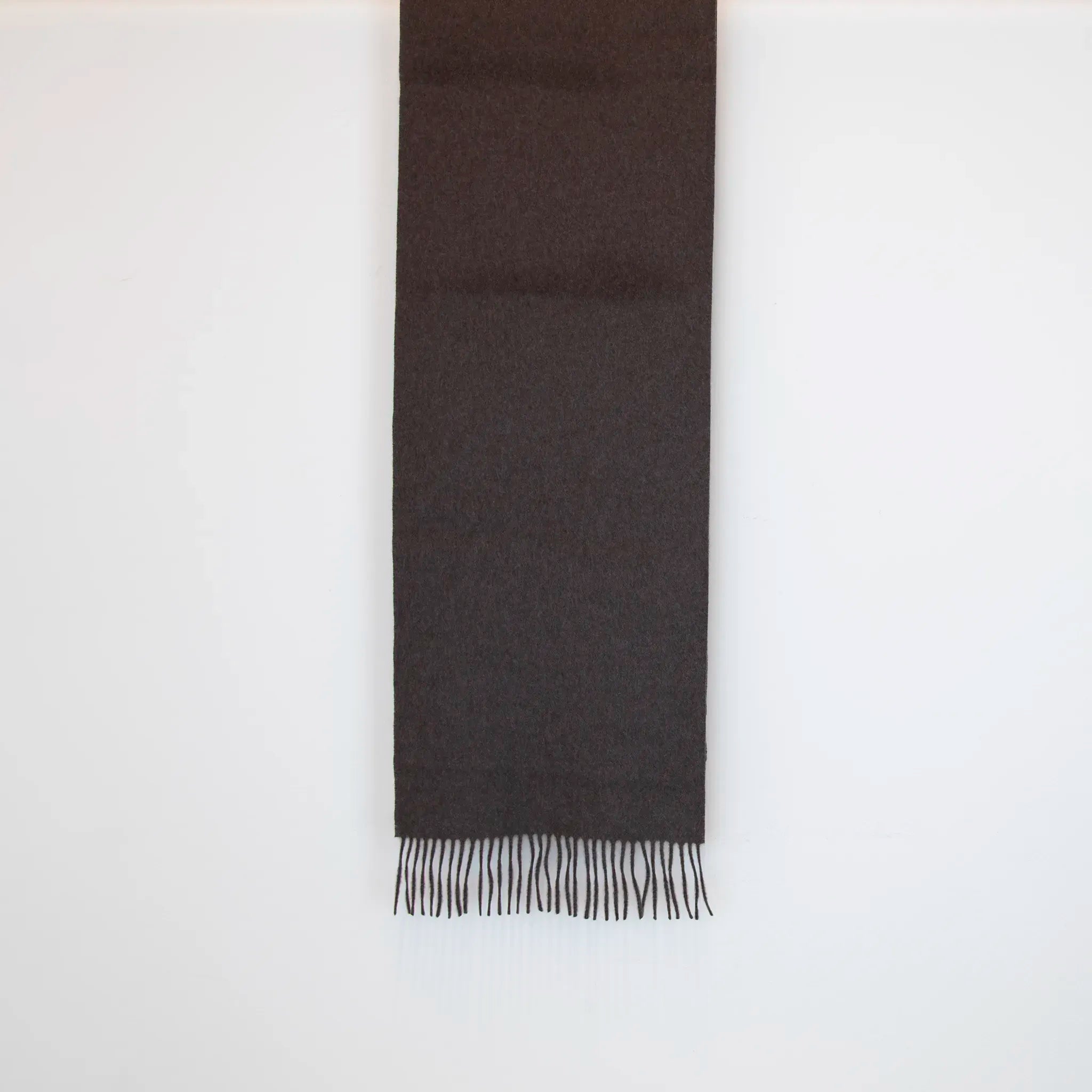 Sciarpa in cashmere e seta tortora, Made in Italy, con struttura in panno rasato che le conferisce leggerezza e morbidezza avvolgente al tatto. Comoda e versatile, perfetta per essere indossata in ogni occasione.