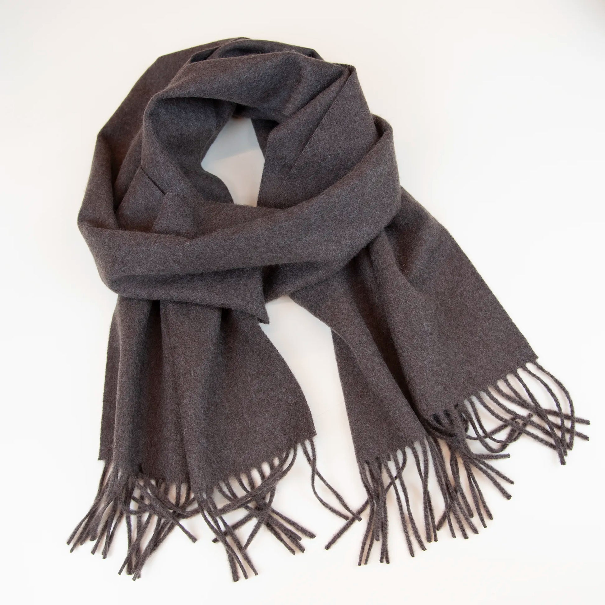 Sciarpa in cashmere e seta tortora, Made in Italy, con struttura in panno rasato che le conferisce leggerezza e morbidezza avvolgente al tatto. Comoda e versatile, perfetta per essere indossata in ogni occasione.