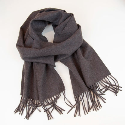 Sciarpa in cashmere e seta tortora, Made in Italy, con struttura in panno rasato che le conferisce leggerezza e morbidezza avvolgente al tatto. Comoda e versatile, perfetta per essere indossata in ogni occasione.