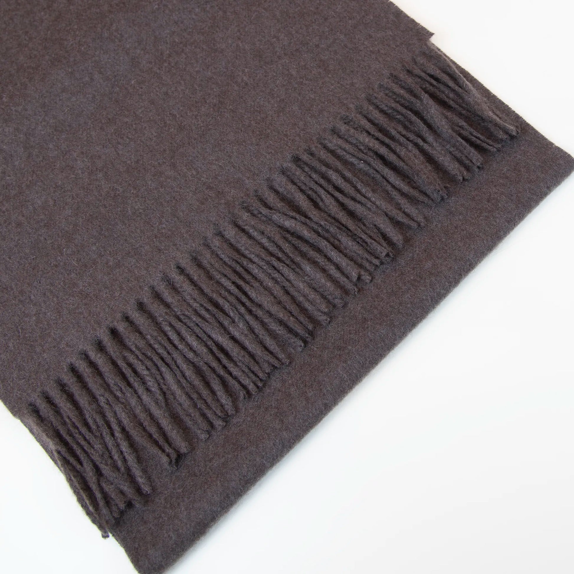 Sciarpa in cashmere e seta tortora, Made in Italy, con struttura in panno rasato che le conferisce leggerezza e morbidezza avvolgente al tatto. Comoda e versatile, perfetta per essere indossata in ogni occasione.