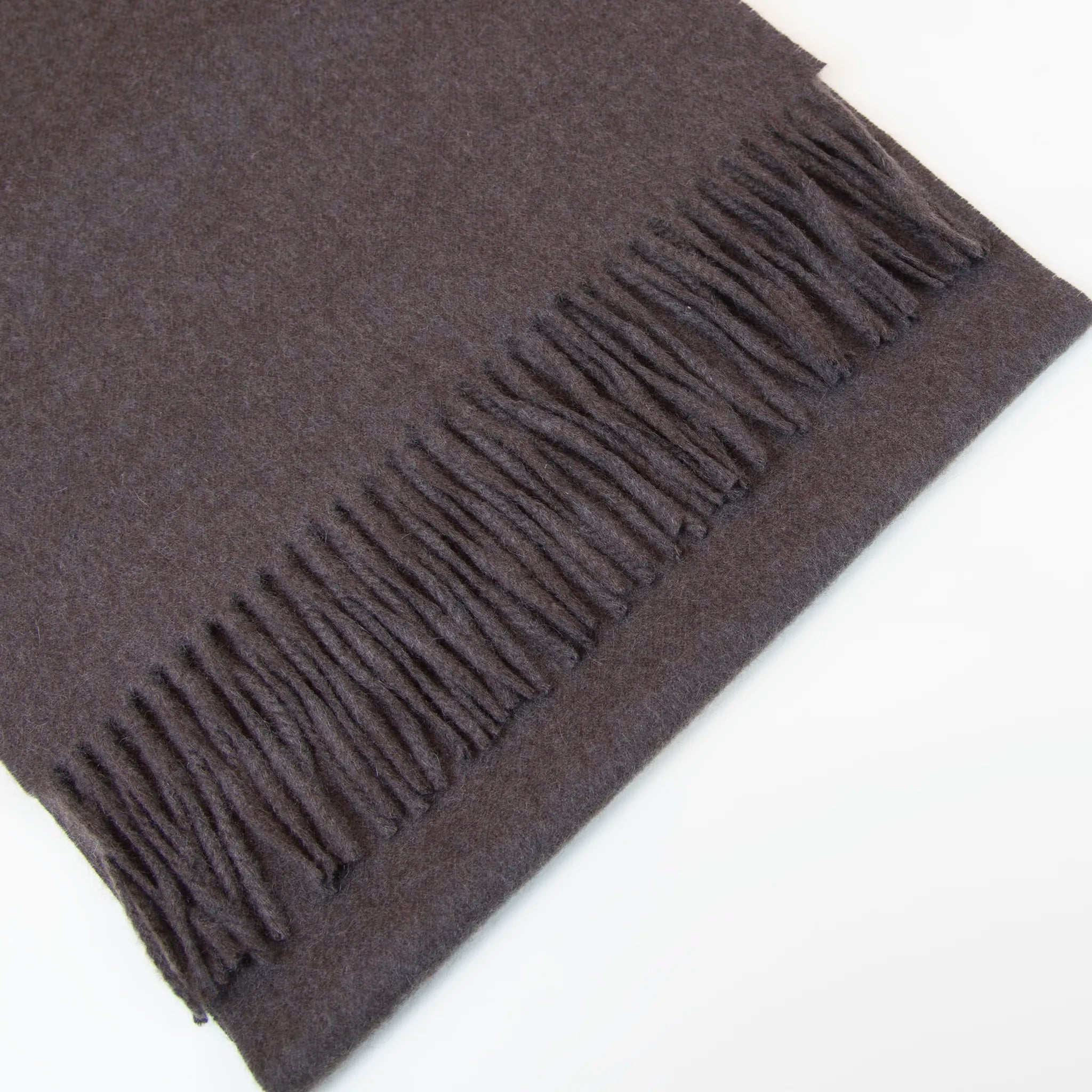Sciarpa in cashmere e seta tortora, Made in Italy, con struttura in panno rasato che le conferisce leggerezza e morbidezza avvolgente al tatto. Comoda e versatile, perfetta per essere indossata in ogni occasione.