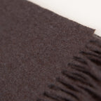 Dettaglio e texture tessuto della Sciarpa in cashmere e seta tortora, Made in Italy, con struttura in panno rasato che le conferisce leggerezza e morbidezza avvolgente al tatto. Comoda e versatile, perfetta per essere indossata in ogni occasione.