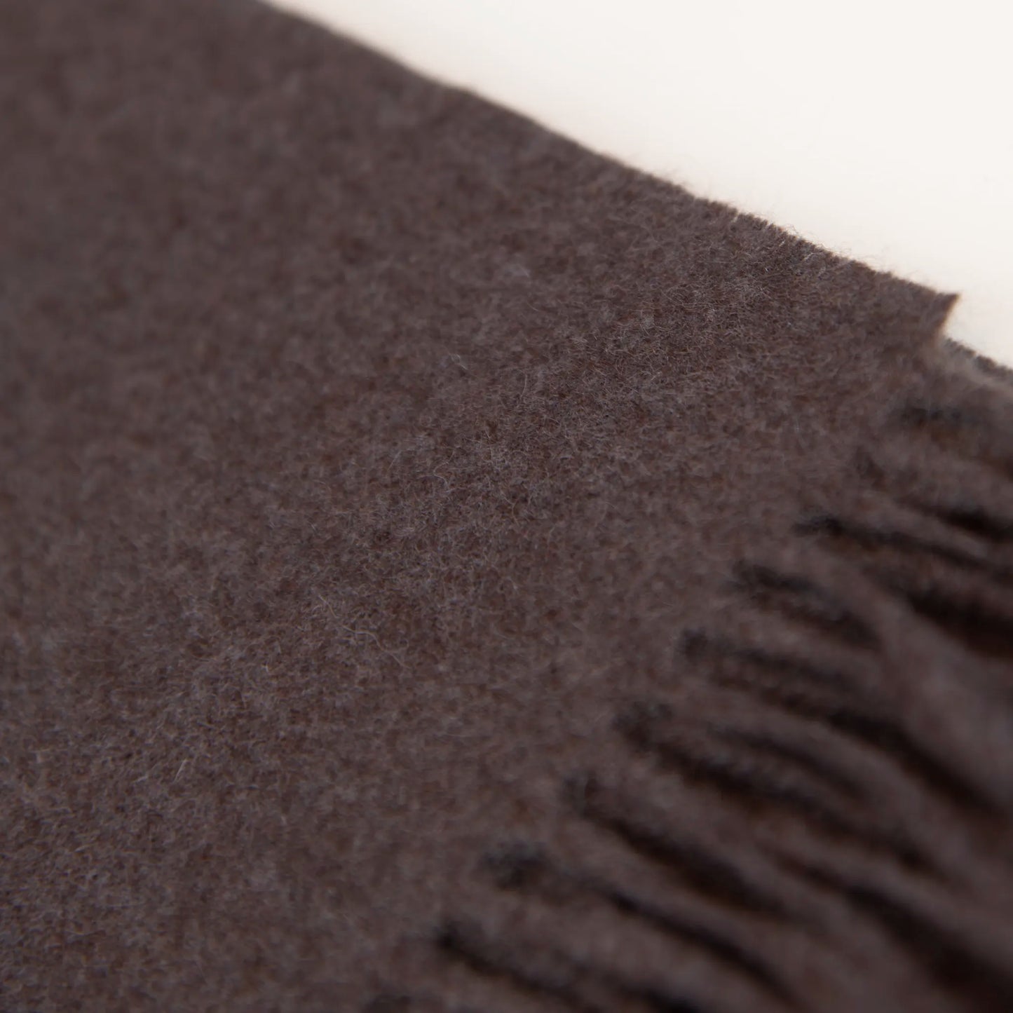 Dettaglio e texture tessuto della Sciarpa in cashmere e seta tortora, Made in Italy, con struttura in panno rasato che le conferisce leggerezza e morbidezza avvolgente al tatto. Comoda e versatile, perfetta per essere indossata in ogni occasione.