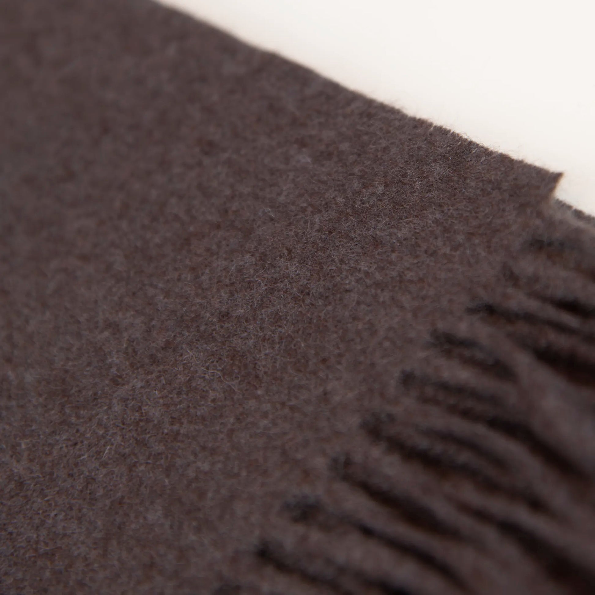 Dettaglio e texture tessuto della Sciarpa in cashmere e seta tortora, Made in Italy, con struttura in panno rasato che le conferisce leggerezza e morbidezza avvolgente al tatto. Comoda e versatile, perfetta per essere indossata in ogni occasione.