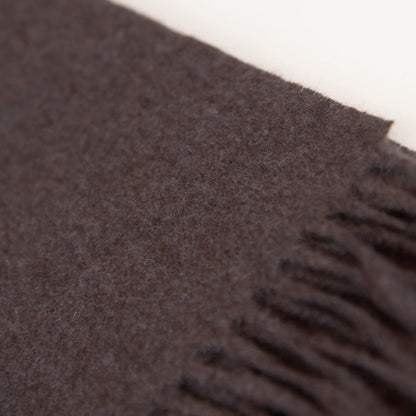 Dettaglio e texture tessuto della Sciarpa in cashmere e seta tortora, Made in Italy, con struttura in panno rasato che le conferisce leggerezza e morbidezza avvolgente al tatto. Comoda e versatile, perfetta per essere indossata in ogni occasione.