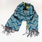 Sciarpa doubleface in cashmere e seta, Made in Italy su telai antichi. Colori tenui da un lato e tonalità vivaci dall'altro, per un look versatile e originale.