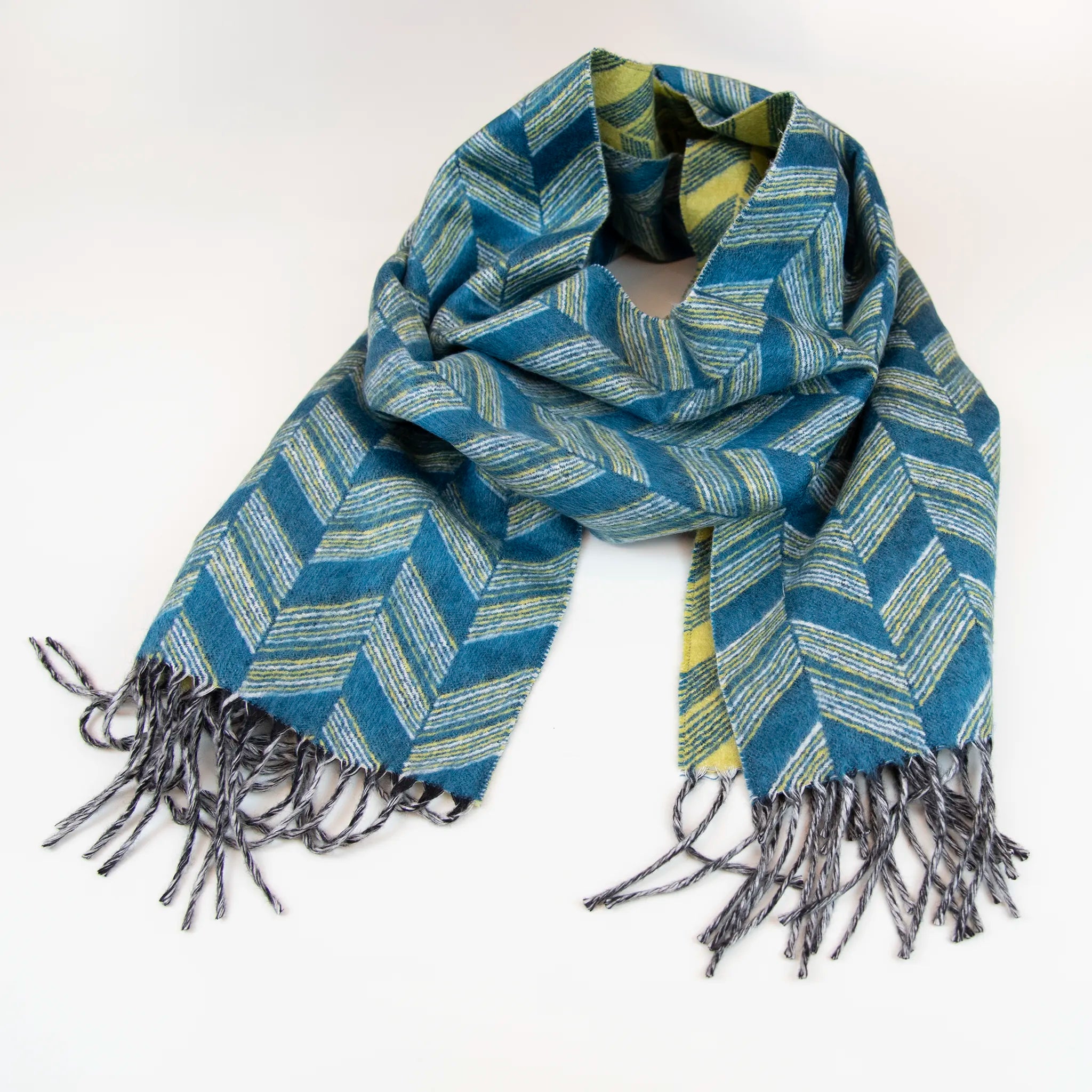 Sciarpa doubleface in cashmere e seta, Made in Italy su telai antichi. Colori tenui da un lato e tonalità vivaci dall'altro, per un look versatile e originale.