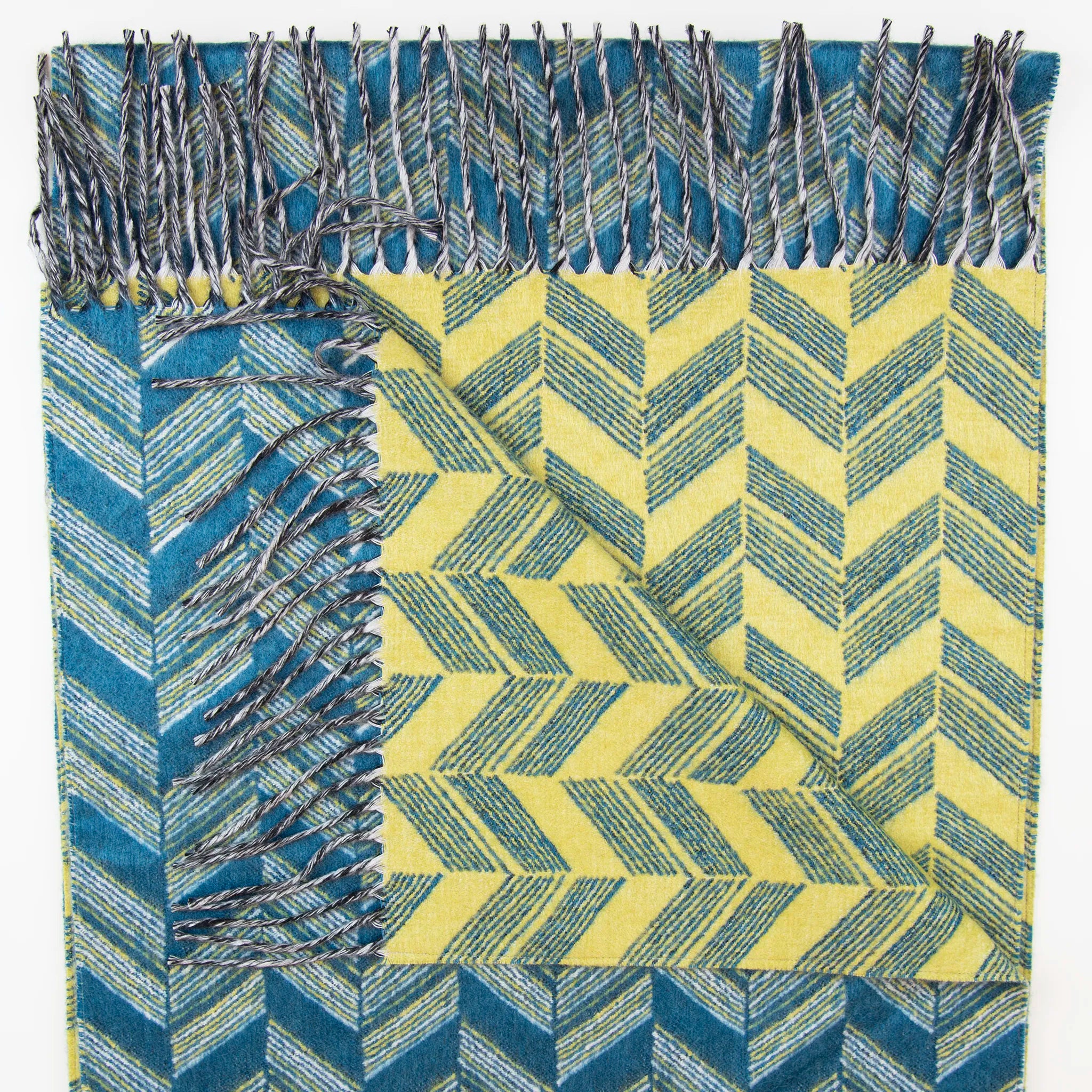 Sciarpa doubleface in cashmere e seta, Made in Italy su telai antichi. Colori tenui da un lato e tonalità vivaci dall'altro, per un look versatile e originale.