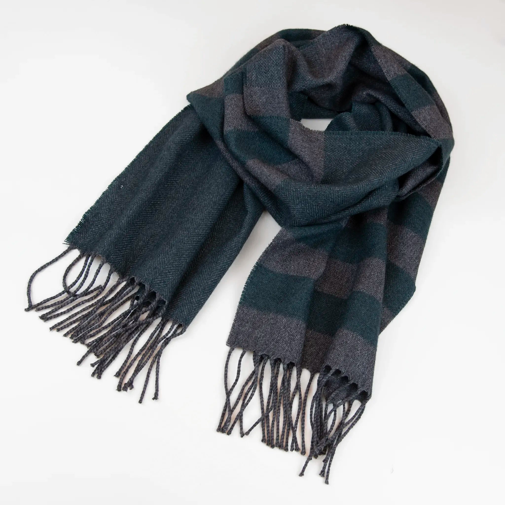 Sciarpa in cashmere e seta, verde e grigia, Made in Italy, con accostamento di due pattern intramontabili: riga e spinato. Curata nei minimi dettagli, offre straordinaria morbidezza e un comfort avvolgente, rendendola un accessorio elegante e versatile.
