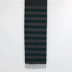 Sciarpa in cashmere e seta, verde e grigia, Made in Italy, con accostamento di due pattern intramontabili: riga e spinato. Curata nei minimi dettagli, offre straordinaria morbidezza e un comfort avvolgente, rendendola un accessorio elegante e versatile.