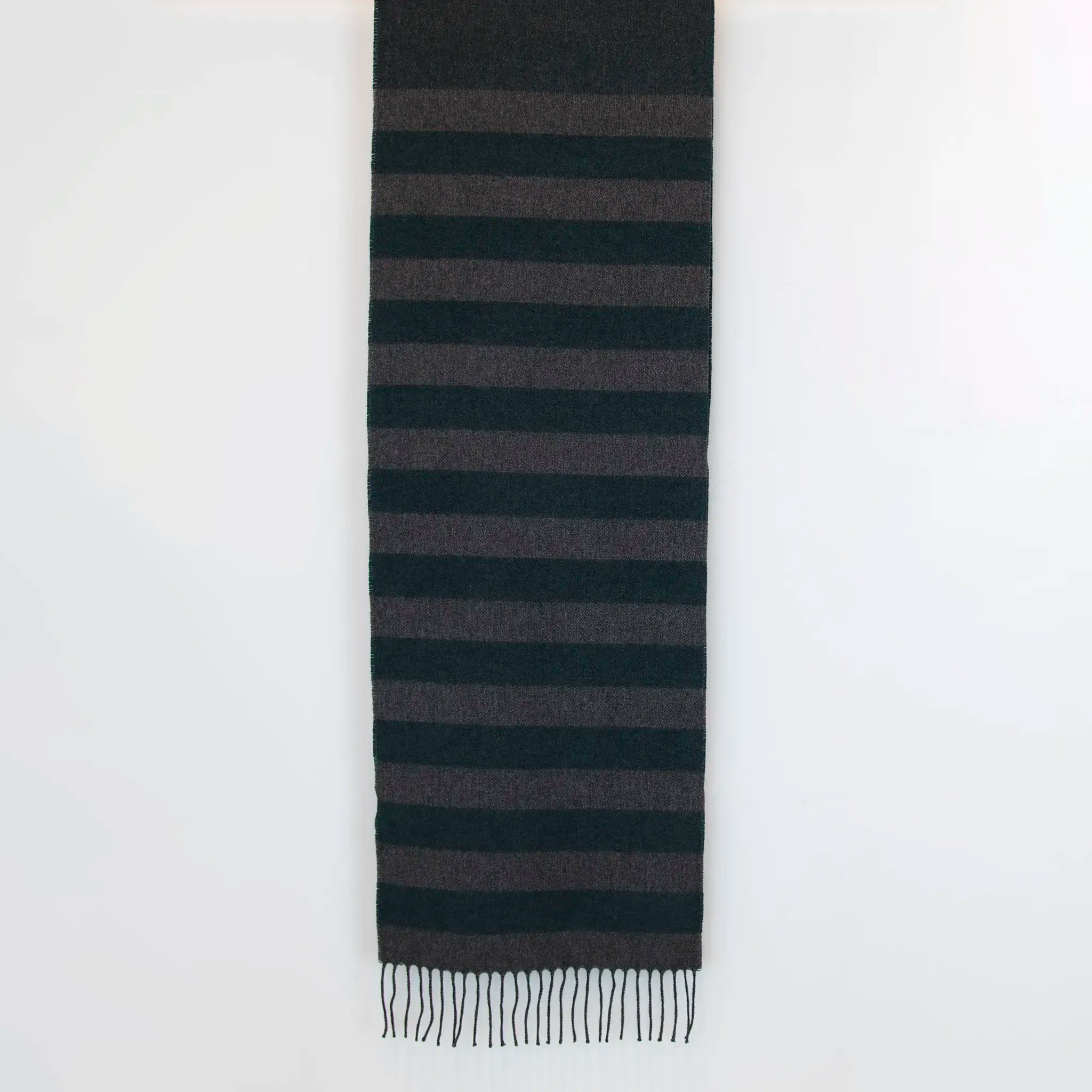 Sciarpa in cashmere e seta, verde e grigia, Made in Italy, con accostamento di due pattern intramontabili: riga e spinato. Curata nei minimi dettagli, offre straordinaria morbidezza e un comfort avvolgente, rendendola un accessorio elegante e versatile.