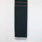 Sciarpa in cashmere e seta, verde e grigia, Made in Italy, con accostamento di due pattern intramontabili: riga e spinato. Curata nei minimi dettagli, offre straordinaria morbidezza e un comfort avvolgente, rendendola un accessorio elegante e versatile.