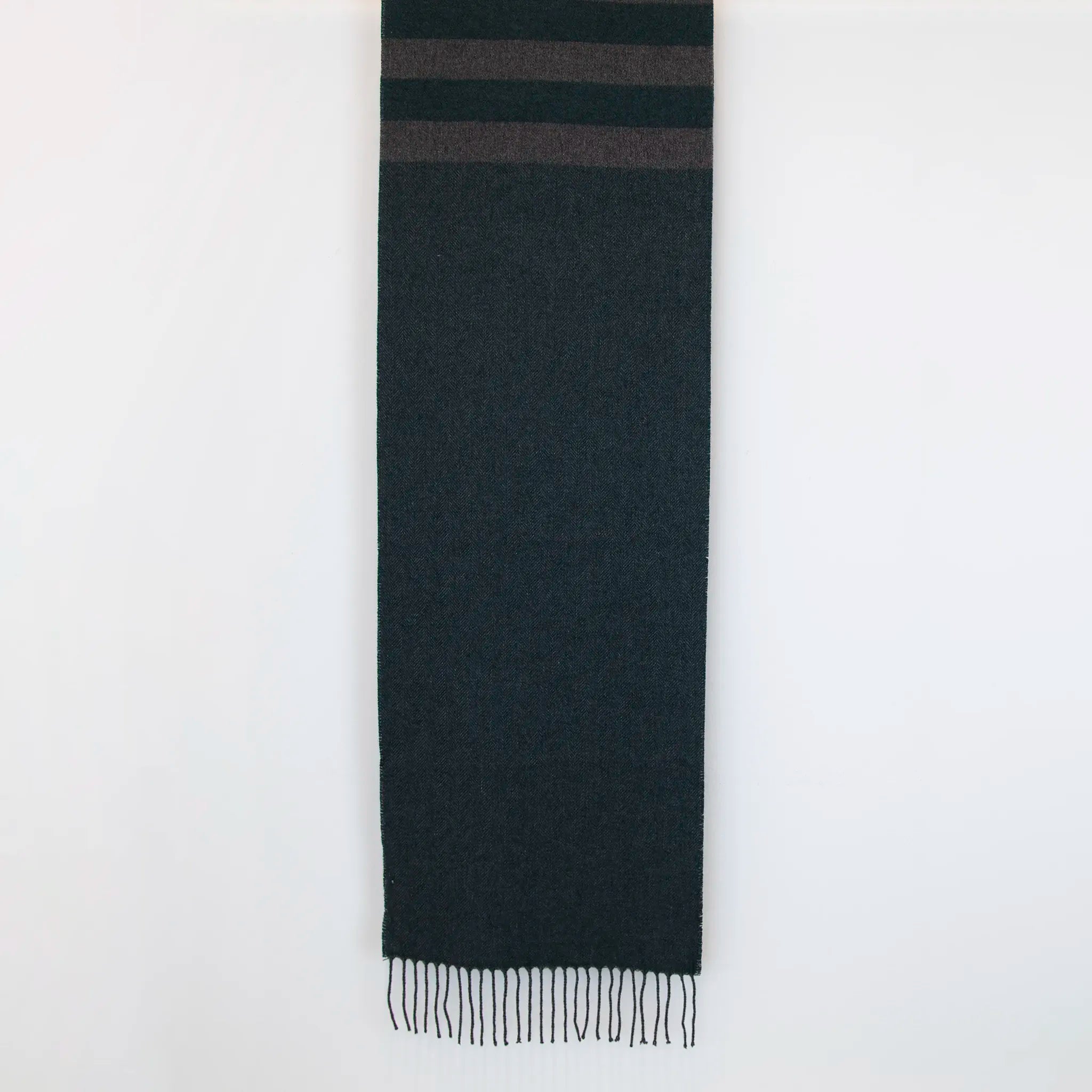 Sciarpa in cashmere e seta, verde e grigia, Made in Italy, con accostamento di due pattern intramontabili: riga e spinato. Curata nei minimi dettagli, offre straordinaria morbidezza e un comfort avvolgente, rendendola un accessorio elegante e versatile.