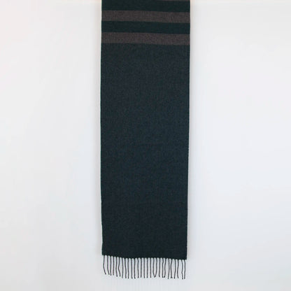 Sciarpa in cashmere e seta, verde e grigia, Made in Italy, con accostamento di due pattern intramontabili: riga e spinato. Curata nei minimi dettagli, offre straordinaria morbidezza e un comfort avvolgente, rendendola un accessorio elegante e versatile.