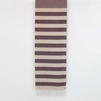 Sciarpa in cashmere e seta, viola e beige, Made in Italy, con accostamento di due pattern intramontabili: riga e spinato. Curata nei minimi dettagli, offre straordinaria morbidezza e un comfort avvolgente, rendendola un accessorio elegante e versatile.
