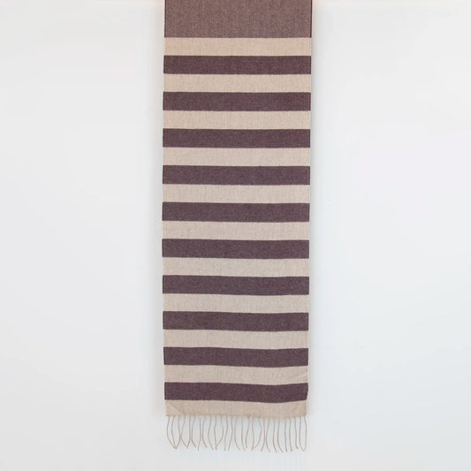 Sciarpa in cashmere e seta, viola e beige, Made in Italy, con accostamento di due pattern intramontabili: riga e spinato. Curata nei minimi dettagli, offre straordinaria morbidezza e un comfort avvolgente, rendendola un accessorio elegante e versatile.
