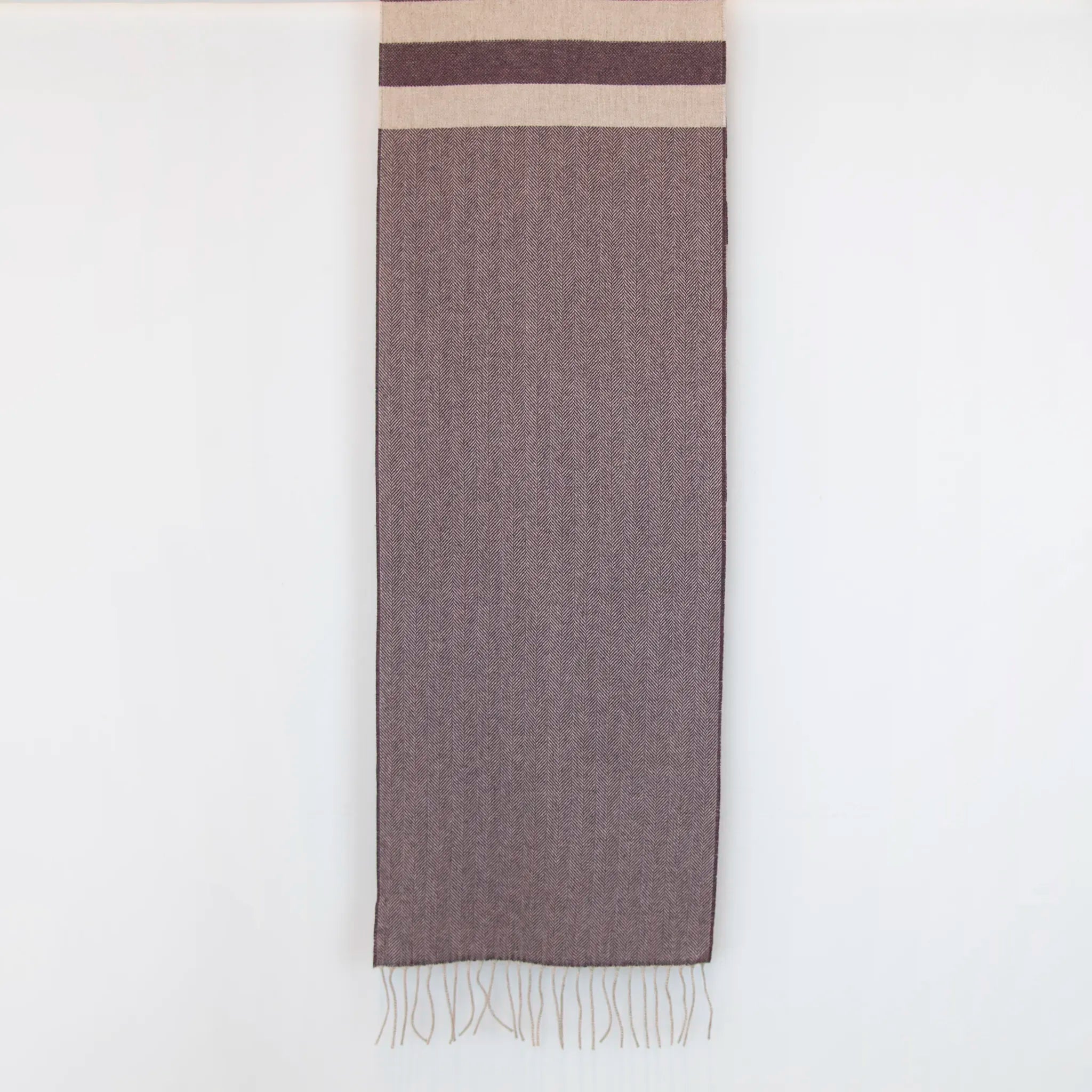 Sciarpa in cashmere e seta, viola e beige, Made in Italy, con accostamento di due pattern intramontabili: riga e spinato. Curata nei minimi dettagli, offre straordinaria morbidezza e un comfort avvolgente, rendendola un accessorio elegante e versatile.