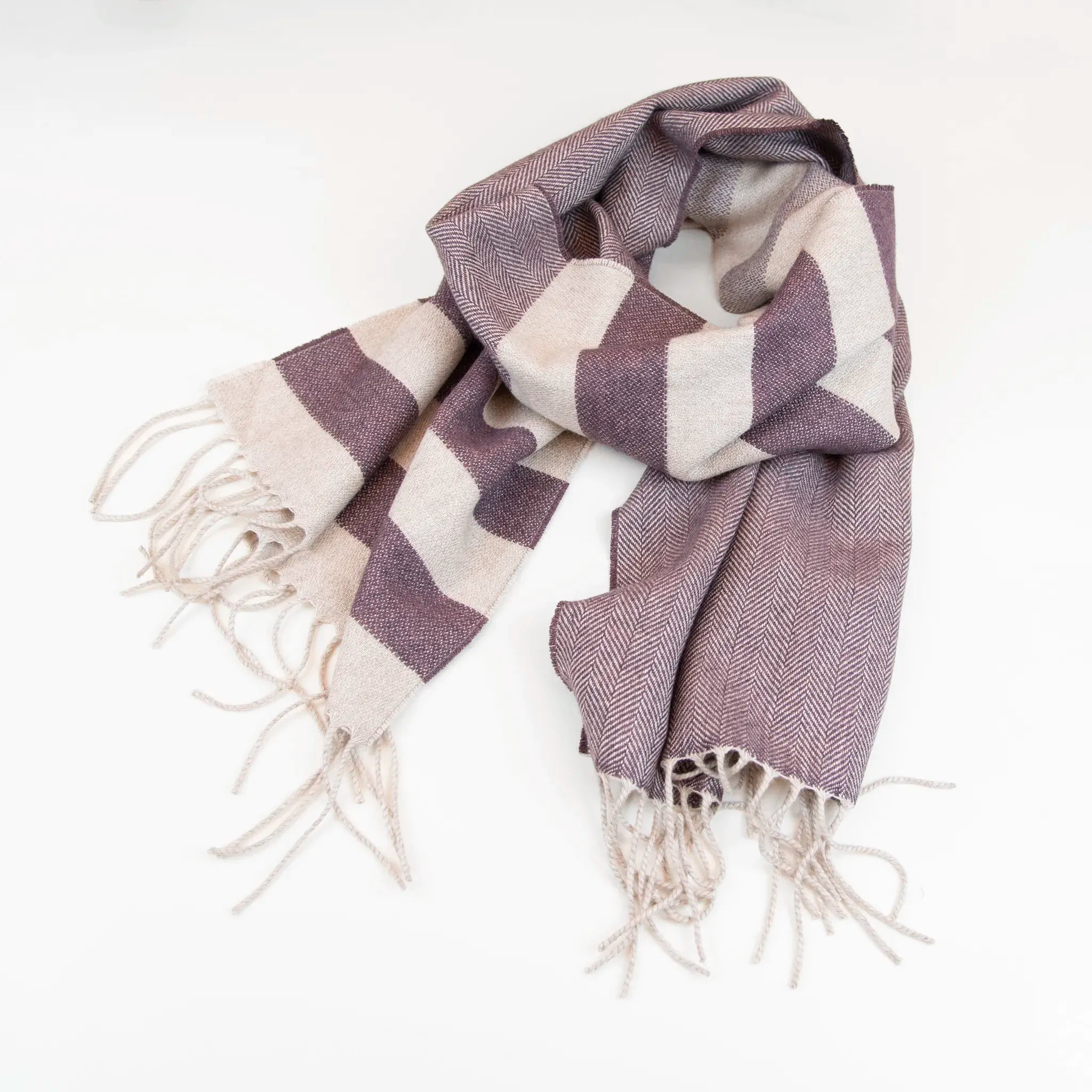 Sciarpa in cashmere e seta, viola e beige, Made in Italy, con accostamento di due pattern intramontabili: riga e spinato. Curata nei minimi dettagli, offre straordinaria morbidezza e un comfort avvolgente, rendendola un accessorio elegante e versatile.
