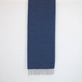 Sciarpa in 100% cashmere blu, Made in Italy, con intramontabile pattern ad intreccio e lavorazione leggera in 3D che accentua la percezione al tatto. Il cashmere di alta qualità offre straordinaria finezza, proprietà termoisolanti e garantisce calore, protezione e leggerezza.