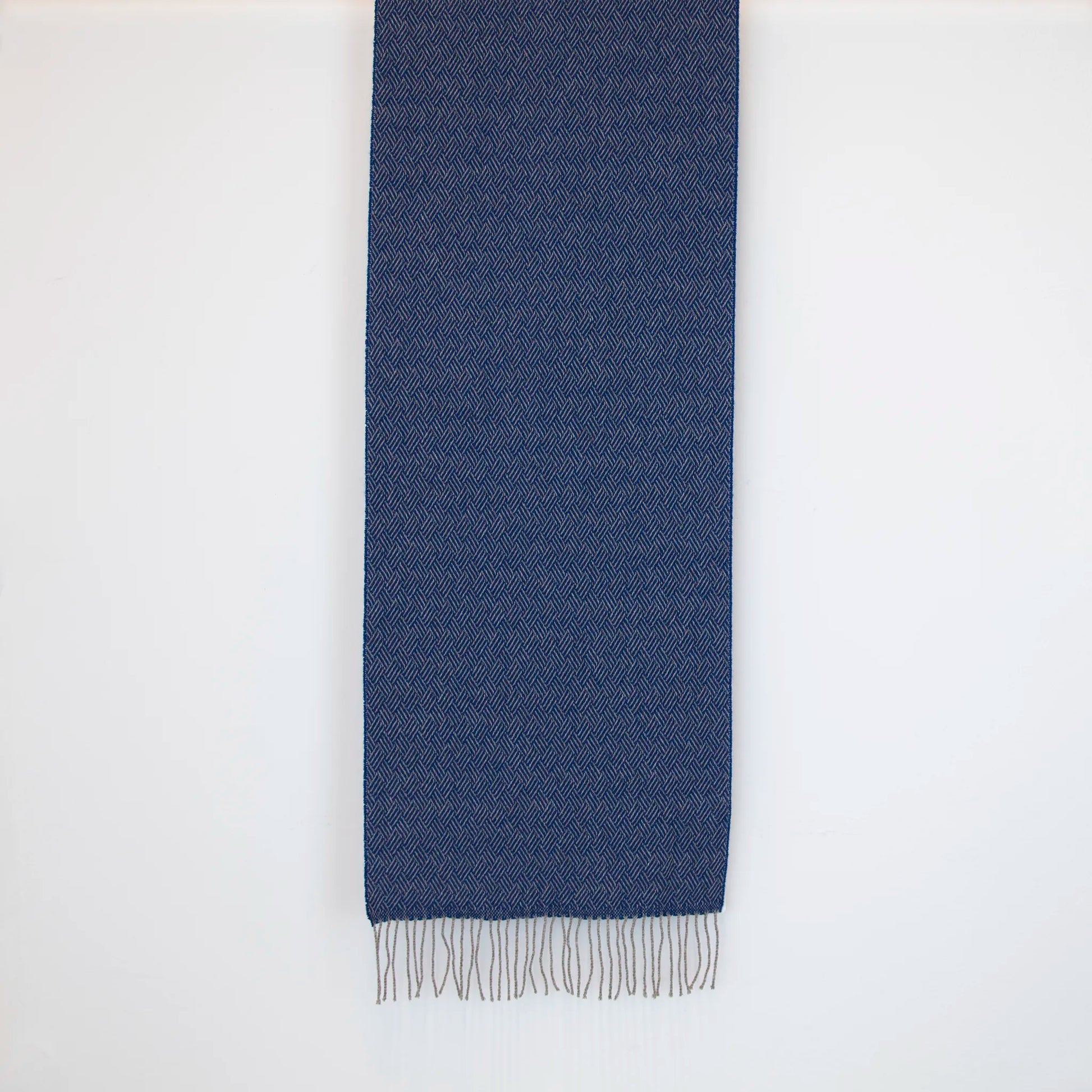 Sciarpa in 100% cashmere blu, Made in Italy, con intramontabile pattern ad intreccio e lavorazione leggera in 3D che accentua la percezione al tatto. Il cashmere di alta qualità offre straordinaria finezza, proprietà termoisolanti e garantisce calore, protezione e leggerezza.