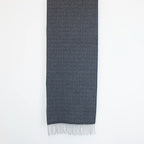 Sciarpa in 100% cashmere blu, Made in Italy, con intramontabile pattern ad intreccio e lavorazione leggera in 3D che accentua la percezione al tatto. Il cashmere di alta qualità offre straordinaria finezza, proprietà termoisolanti e garantisce calore, protezione e leggerezza.