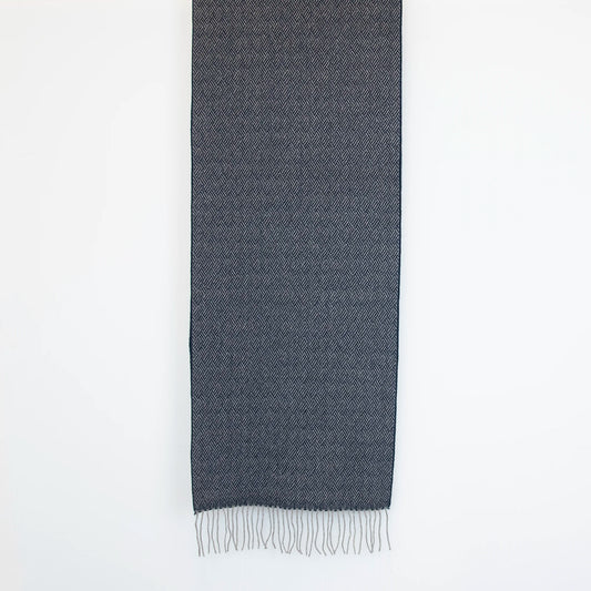 Sciarpa in 100% cashmere blu, Made in Italy, con intramontabile pattern ad intreccio e lavorazione leggera in 3D che accentua la percezione al tatto. Il cashmere di alta qualità offre straordinaria finezza, proprietà termoisolanti e garantisce calore, protezione e leggerezza.
