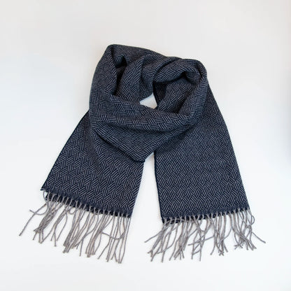 Sciarpa in 100% cashmere blu, Made in Italy, con intramontabile pattern ad intreccio e lavorazione leggera in 3D che accentua la percezione al tatto. Il cashmere di alta qualità offre straordinaria finezza, proprietà termoisolanti e garantisce calore, protezione e leggerezza.