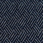 Dettaglio e texture tessuto della Sciarpa in 100% cashmere blu, Made in Italy, con intramontabile pattern ad intreccio e lavorazione leggera in 3D che accentua la percezione al tatto. Il cashmere di alta qualità offre straordinaria finezza, proprietà termoisolanti e garantisce calore, protezione e leggerezza.