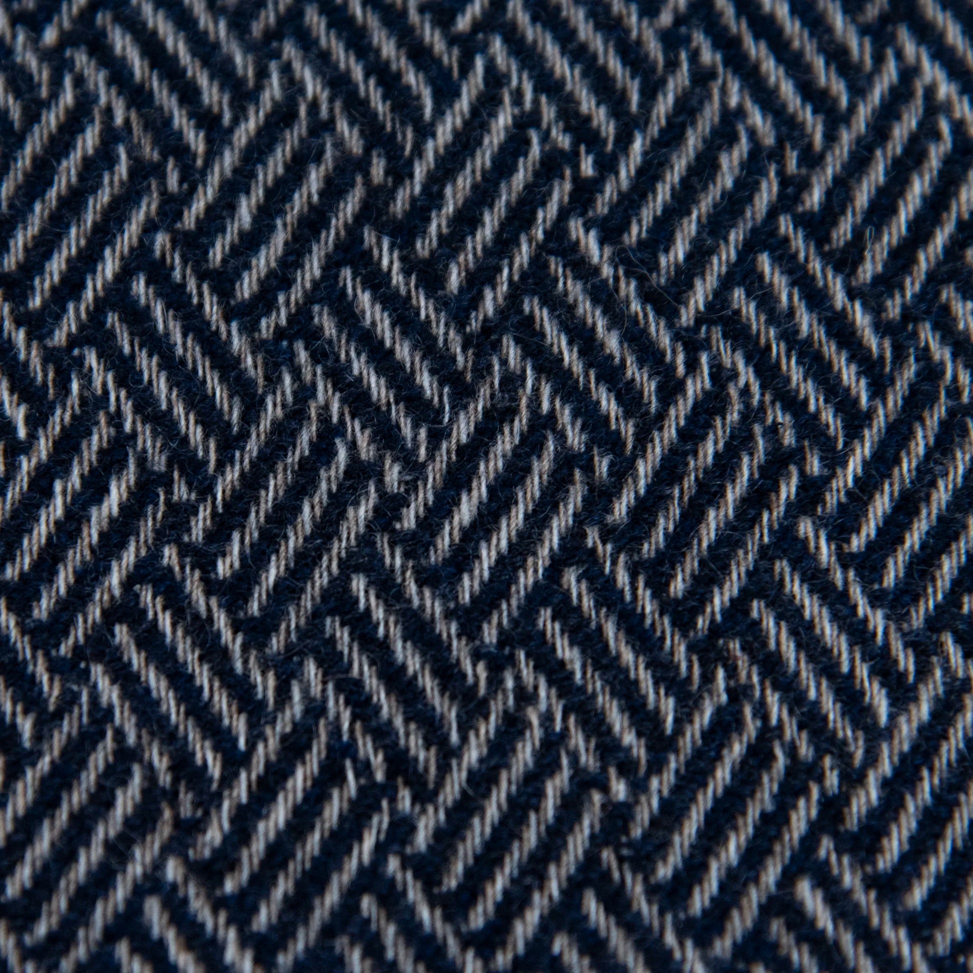 Dettaglio e texture tessuto della Sciarpa in 100% cashmere blu, Made in Italy, con intramontabile pattern ad intreccio e lavorazione leggera in 3D che accentua la percezione al tatto. Il cashmere di alta qualità offre straordinaria finezza, proprietà termoisolanti e garantisce calore, protezione e leggerezza.