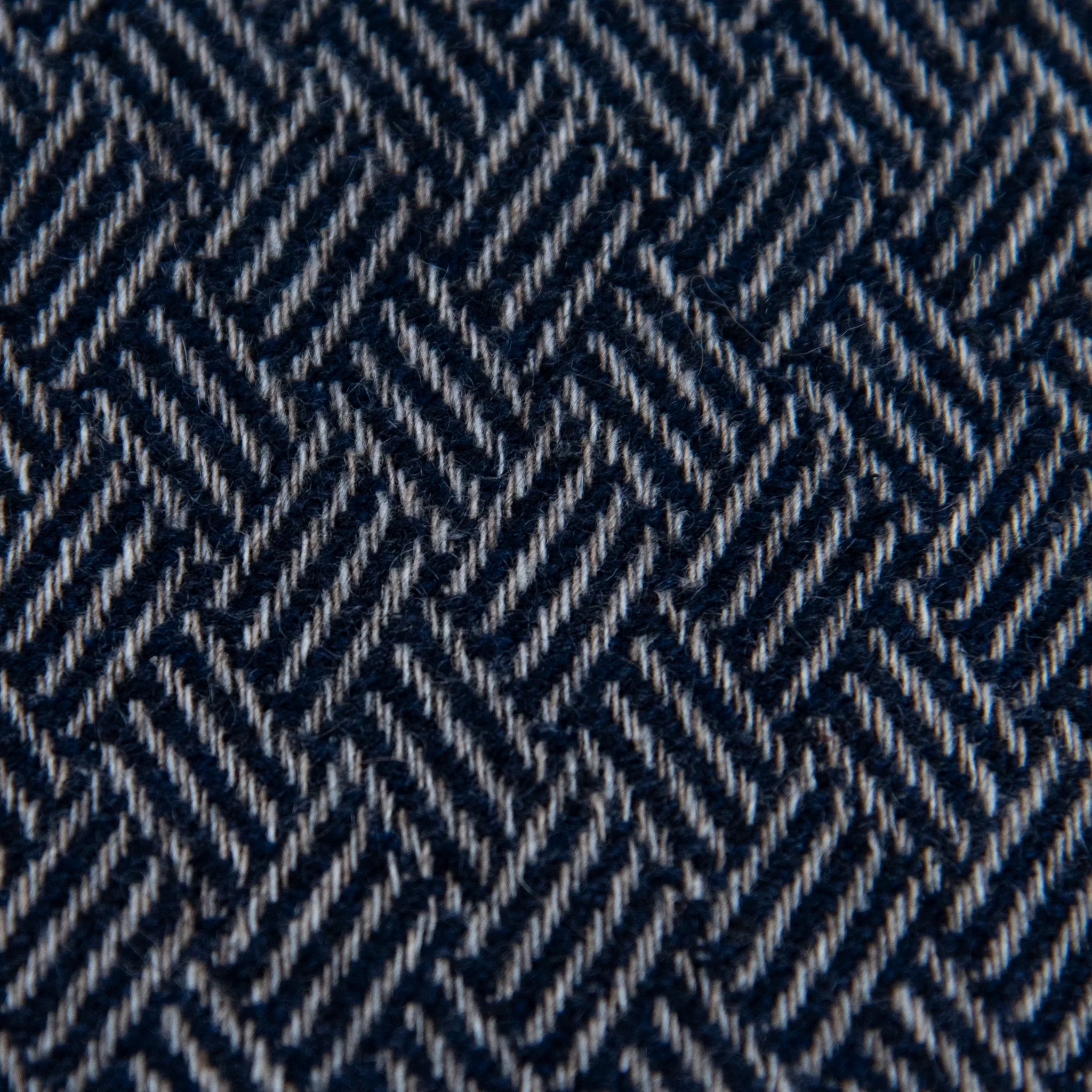 Dettaglio e texture tessuto della Sciarpa in 100% cashmere blu, Made in Italy, con intramontabile pattern ad intreccio e lavorazione leggera in 3D che accentua la percezione al tatto. Il cashmere di alta qualità offre straordinaria finezza, proprietà termoisolanti e garantisce calore, protezione e leggerezza.