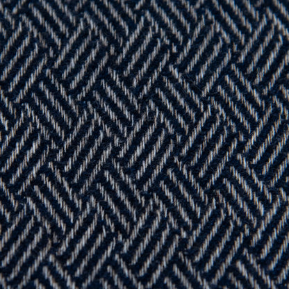 Dettaglio e texture tessuto della Sciarpa in 100% cashmere blu, Made in Italy, con intramontabile pattern ad intreccio e lavorazione leggera in 3D che accentua la percezione al tatto. Il cashmere di alta qualità offre straordinaria finezza, proprietà termoisolanti e garantisce calore, protezione e leggerezza.