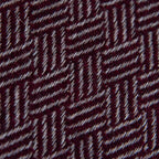 Dettaglio e texture tessuto della Sciarpa in 100% cashmere bordeaux, Made in Italy, con intramontabile pattern ad intreccio e lavorazione leggera in 3D che accentua la percezione al tatto. Il cashmere di alta qualità offre straordinaria finezza, proprietà termoisolanti e garantisce calore, protezione e leggerezza.