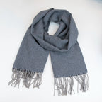 Sciarpa in 100% cashmere celeste polvere, Made in Italy, con intramontabile pattern ad intreccio e lavorazione leggera in 3D che accentua la percezione al tatto. Il cashmere di alta qualità offre straordinaria finezza, proprietà termoisolanti e garantisce calore, protezione e leggerezza.