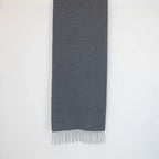 Sciarpa in 100% cashmere celeste polvere, Made in Italy, con intramontabile pattern ad intreccio e lavorazione leggera in 3D che accentua la percezione al tatto. Il cashmere di alta qualità offre straordinaria finezza, proprietà termoisolanti e garantisce calore, protezione e leggerezza.