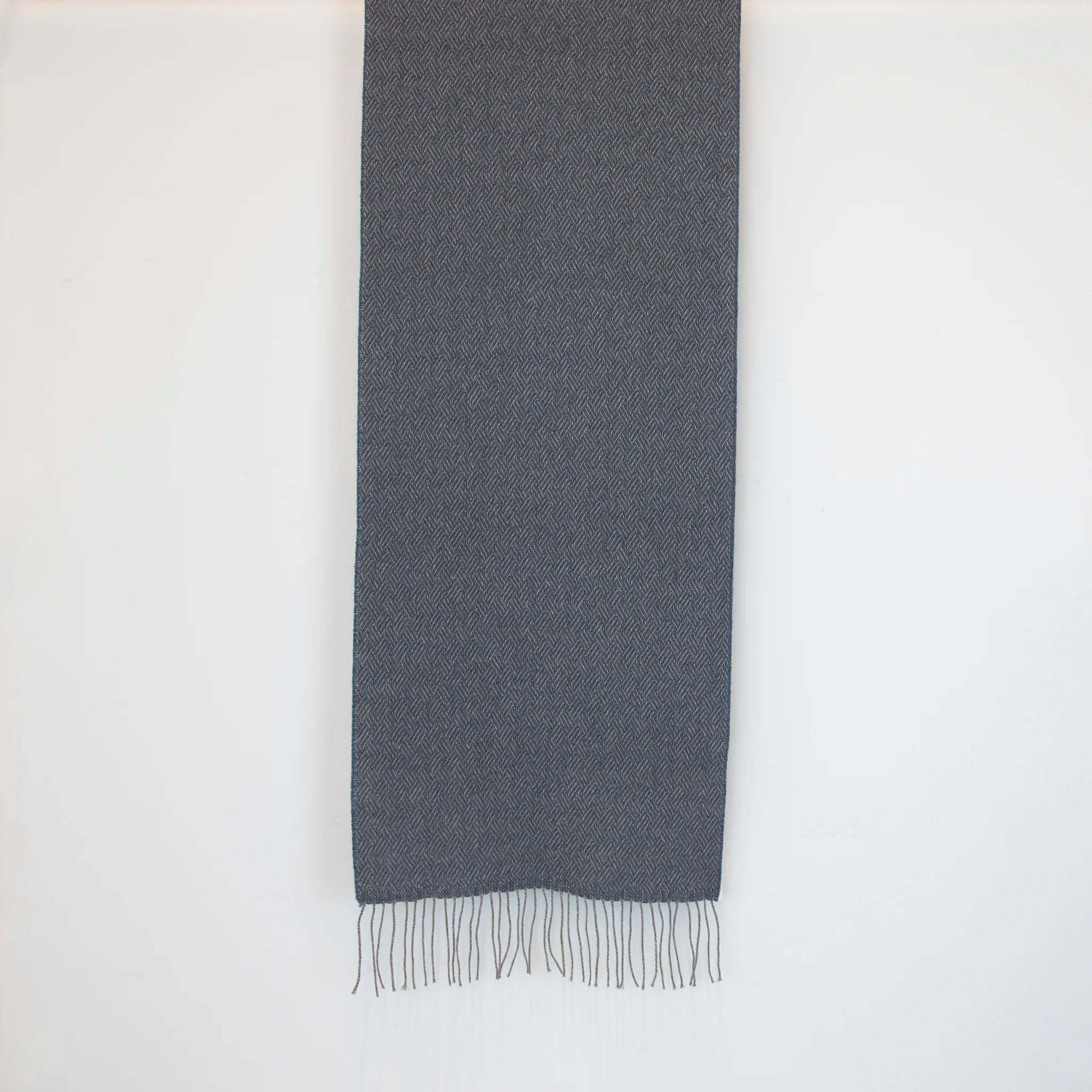 Sciarpa in 100% cashmere celeste polvere, Made in Italy, con intramontabile pattern ad intreccio e lavorazione leggera in 3D che accentua la percezione al tatto. Il cashmere di alta qualità offre straordinaria finezza, proprietà termoisolanti e garantisce calore, protezione e leggerezza.